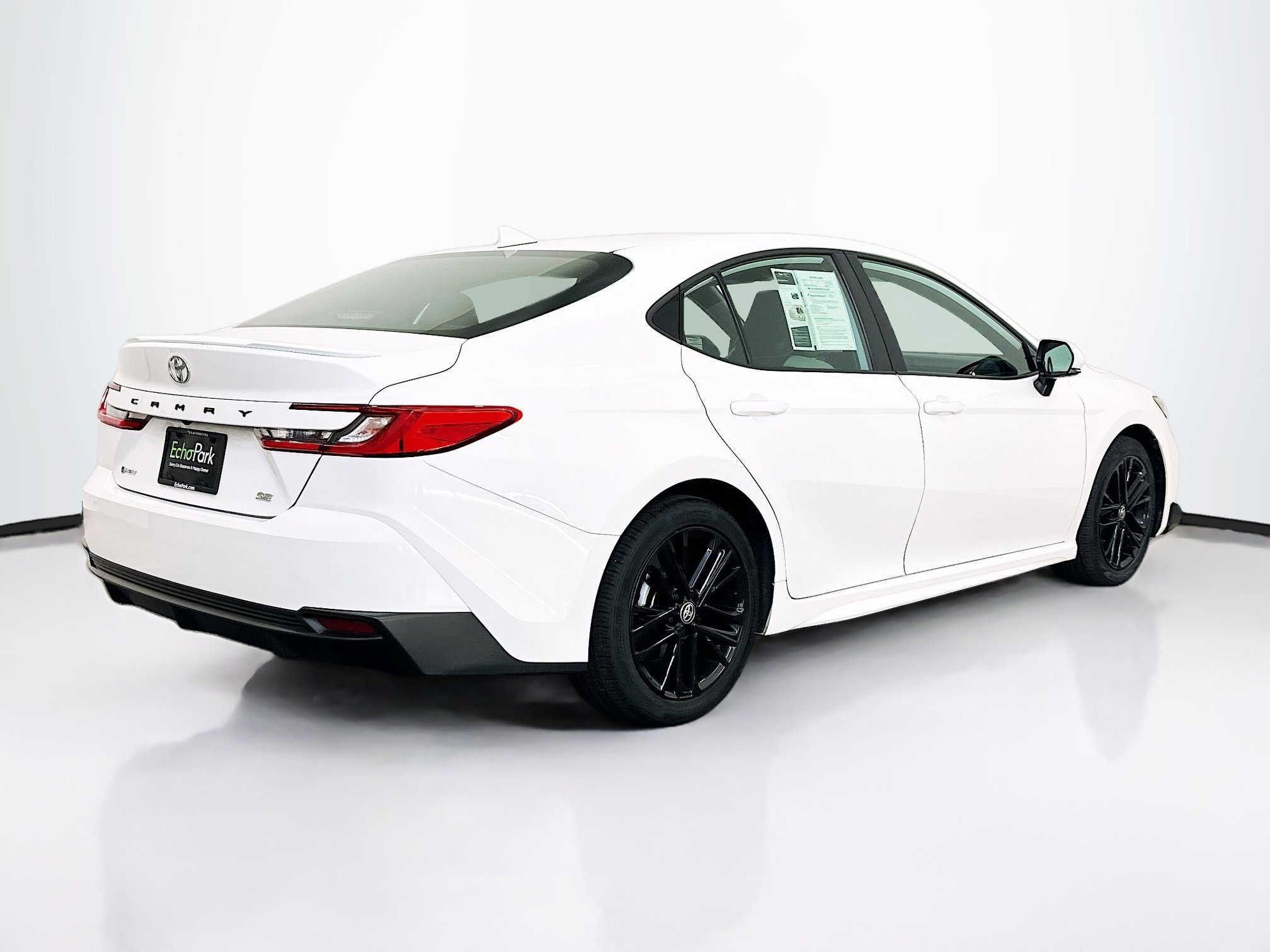 Used 2025 Toyota Camry SE image 9