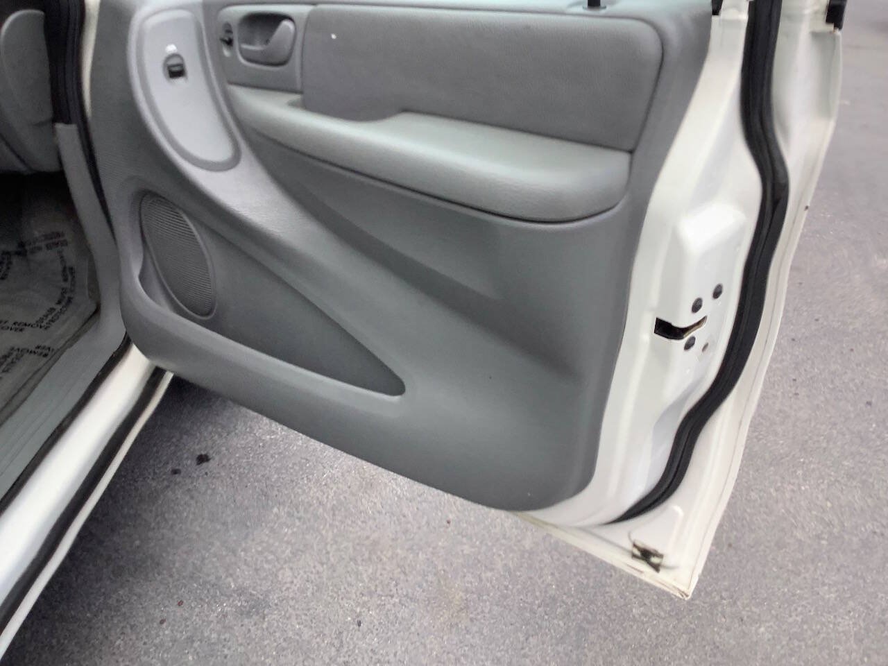 Used 2006 Chrysler Town & Country LX w/ Popular Equipment Group II FWD image 26