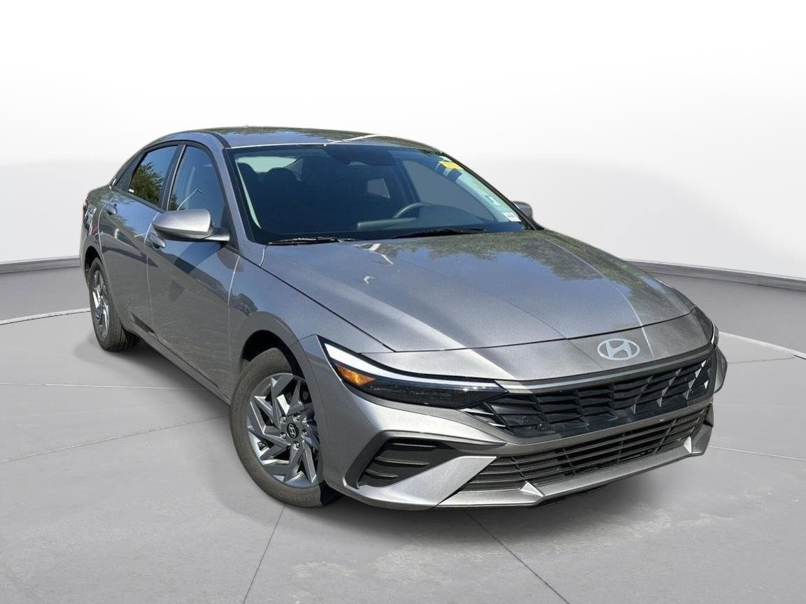 Used 2025 Hyundai Elantra Hybrid FWD image 4