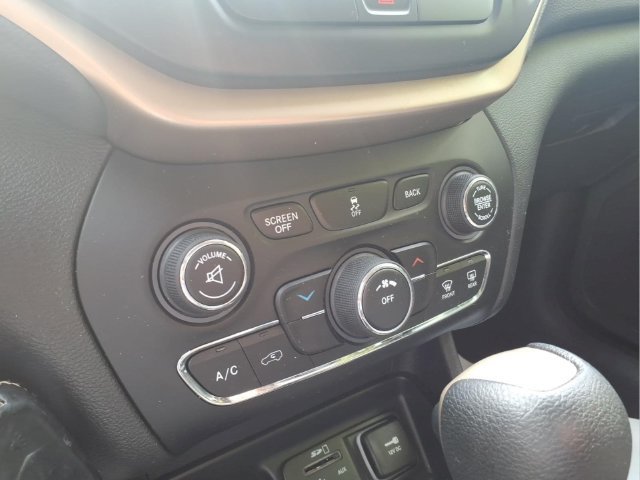 Used 2015 Jeep Cherokee Latitude w/ Cold Weather Group FWD image 31
