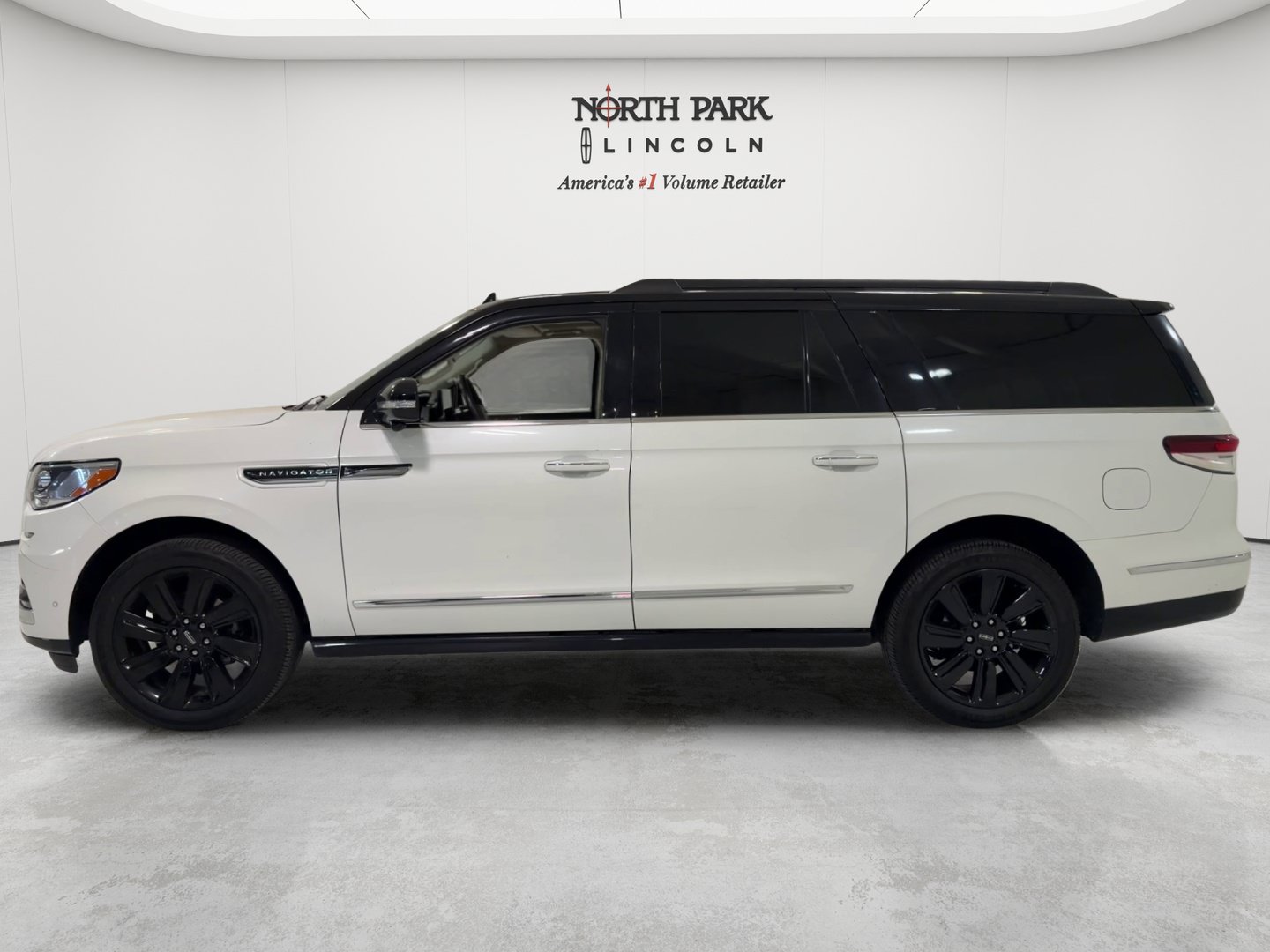 Used 2023 Lincoln Navigator L Black Label AWD/4WD image 2