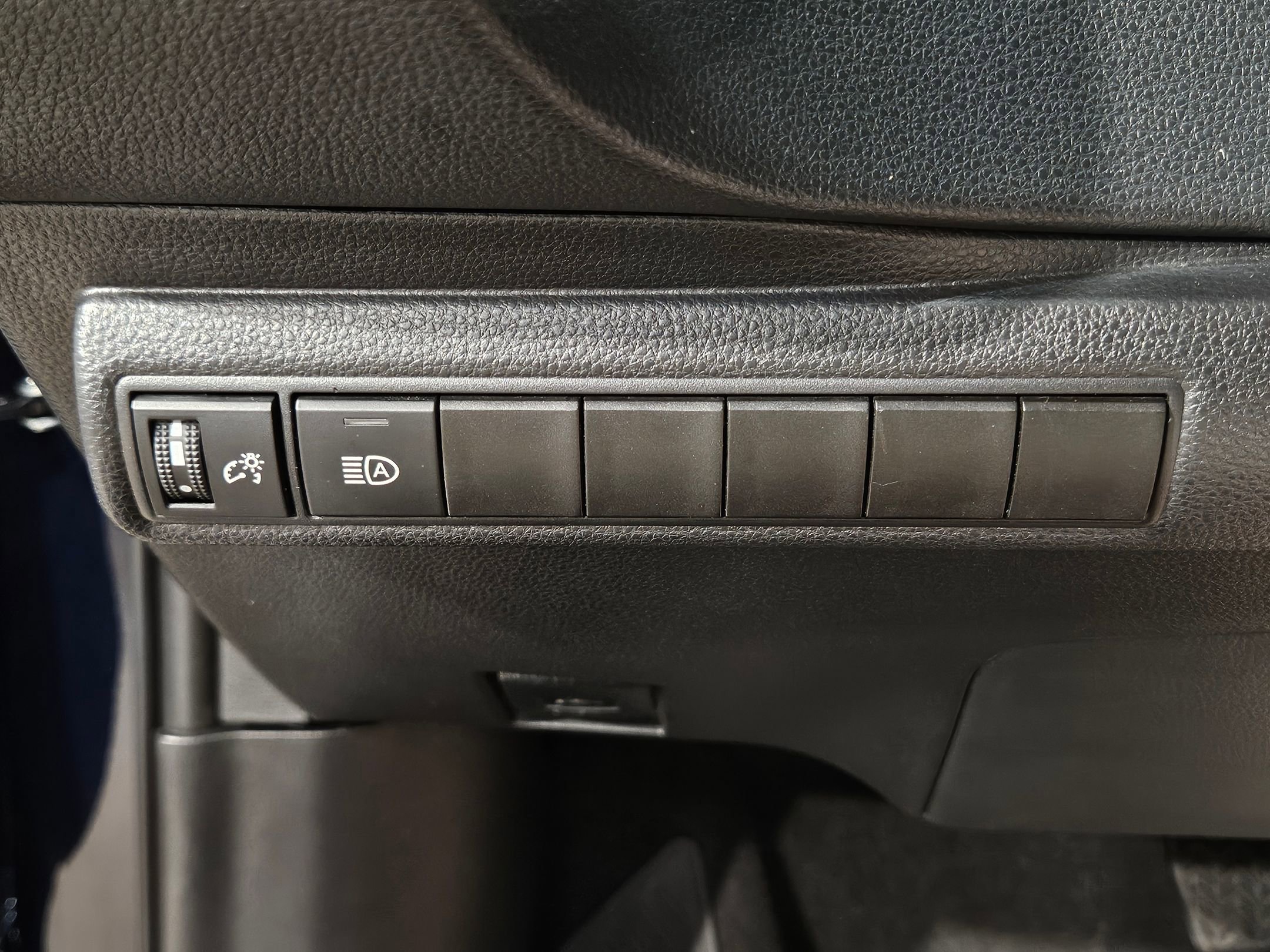 Used 2025 Toyota Corolla LE image 24