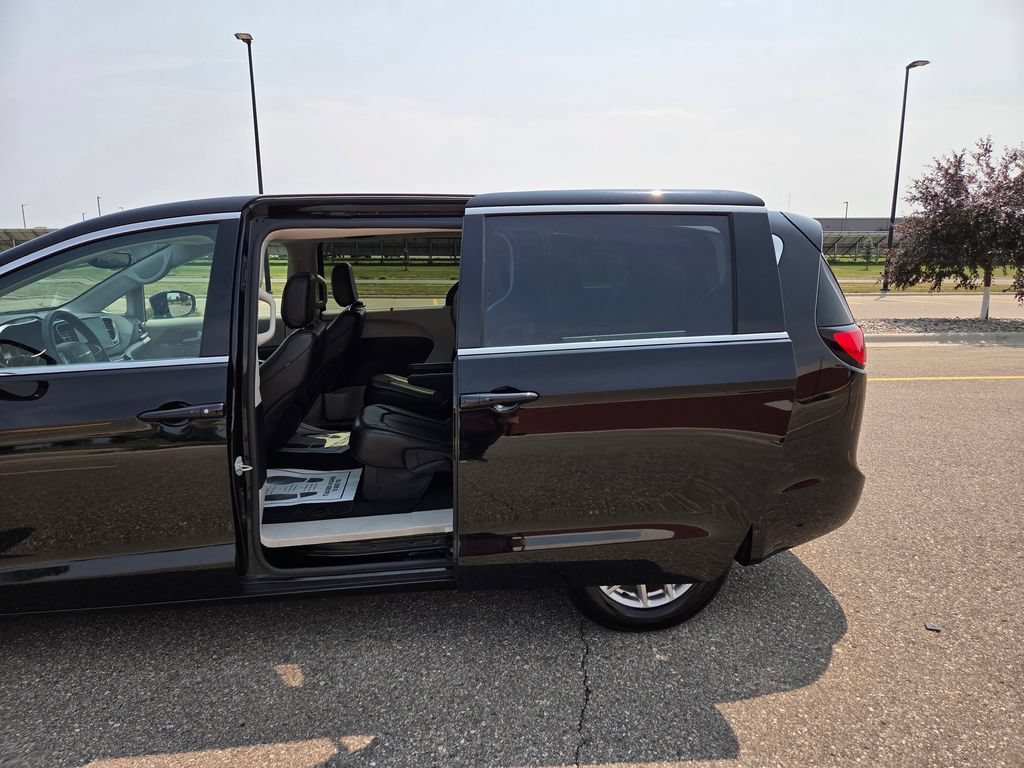 Used 2024 Chrysler Pacifica Touring-L FWD image 47
