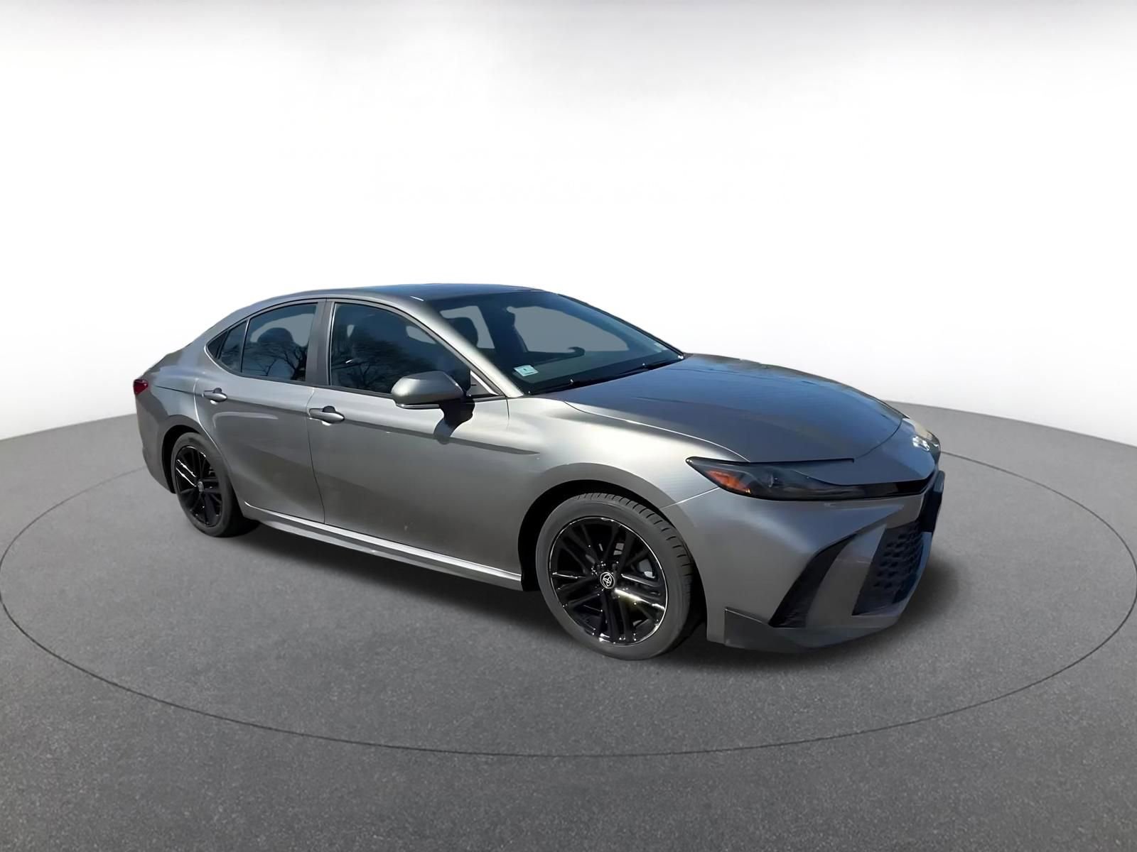 Used 2025 Toyota Camry SE FWD image 2