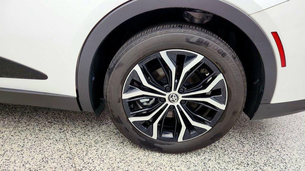 Used 2024 Toyota Crown AWD/4WD image 9