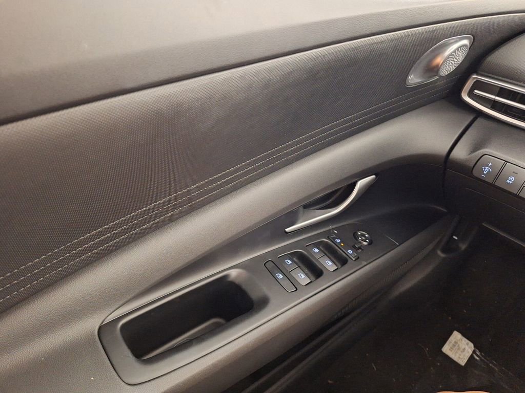 Used 2026 Hyundai Elantra SE FWD image 19
