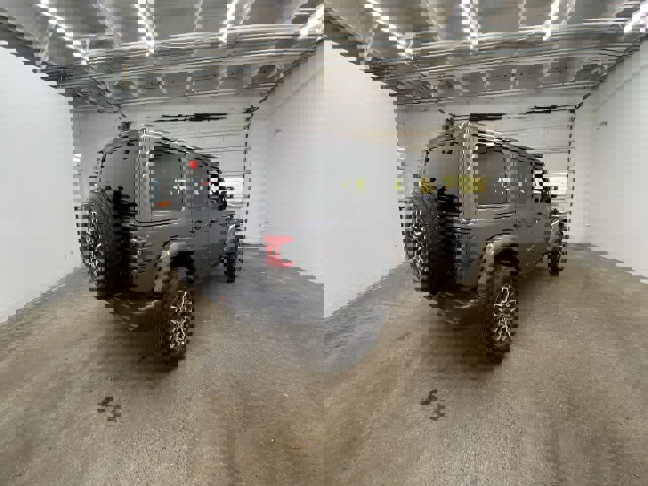 Used 2025 Jeep Wrangler Sahara image 6