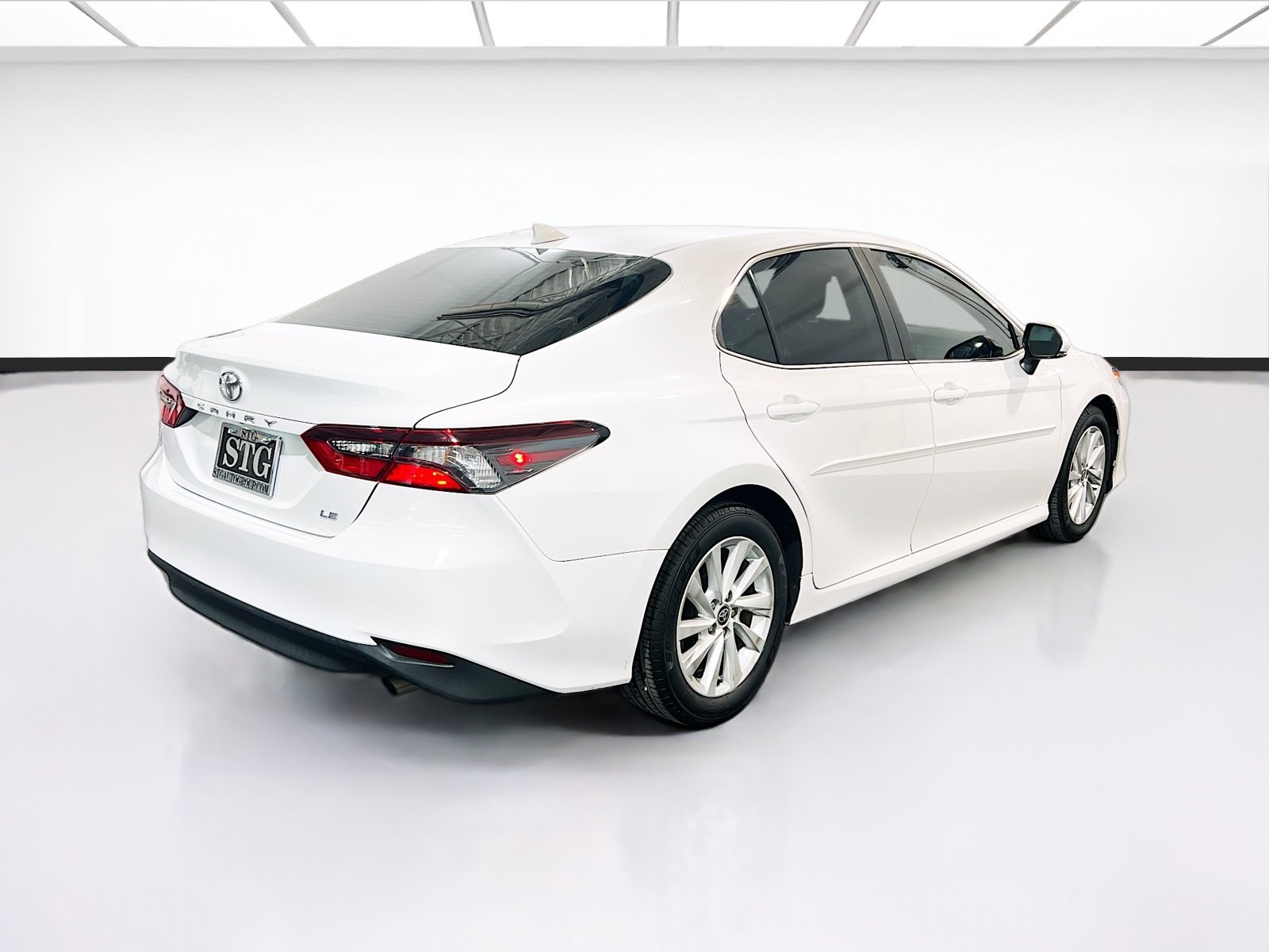 Used 2024 Toyota Camry LE w/ Convenience Package FWD image 4