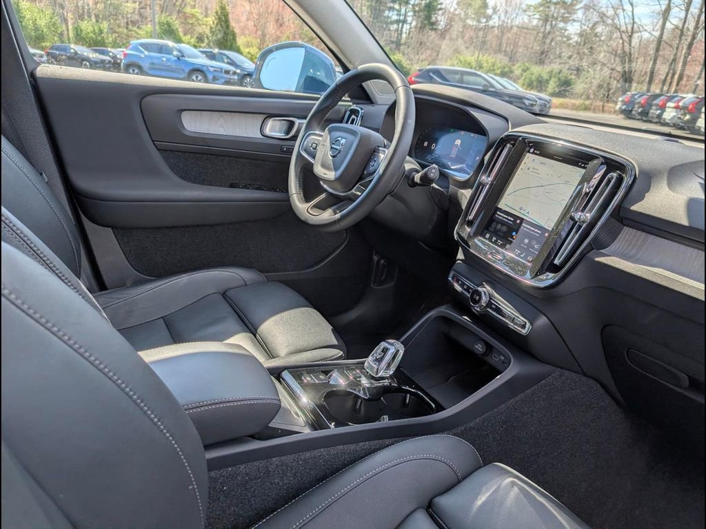 Certified 2025 Volvo XC40 B5 Plus AWD/4WD image 19