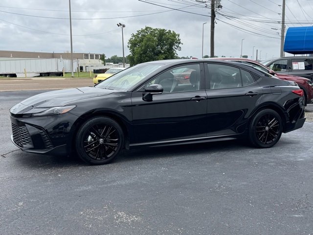 Used 2025 Toyota Camry SE image 3