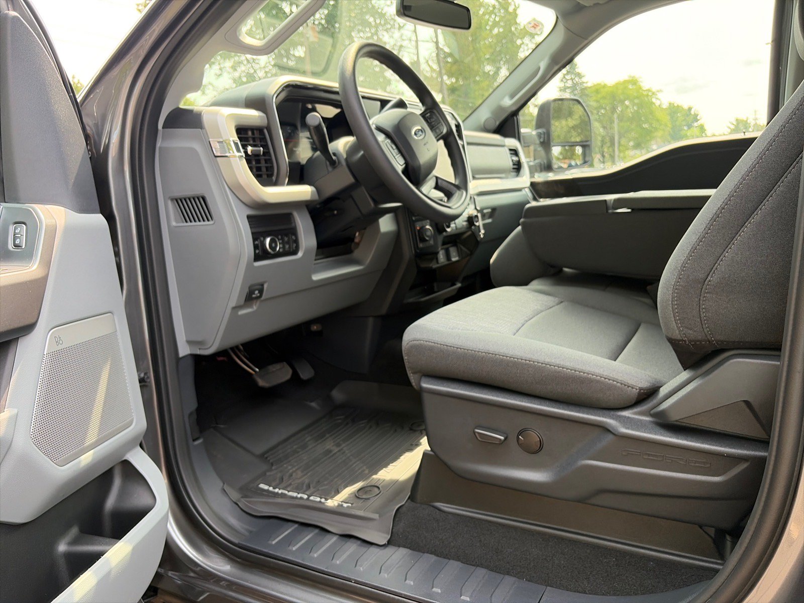 New 2026 Ford F250 XLT w/ XLT Premium Package AWD/4WD image 9