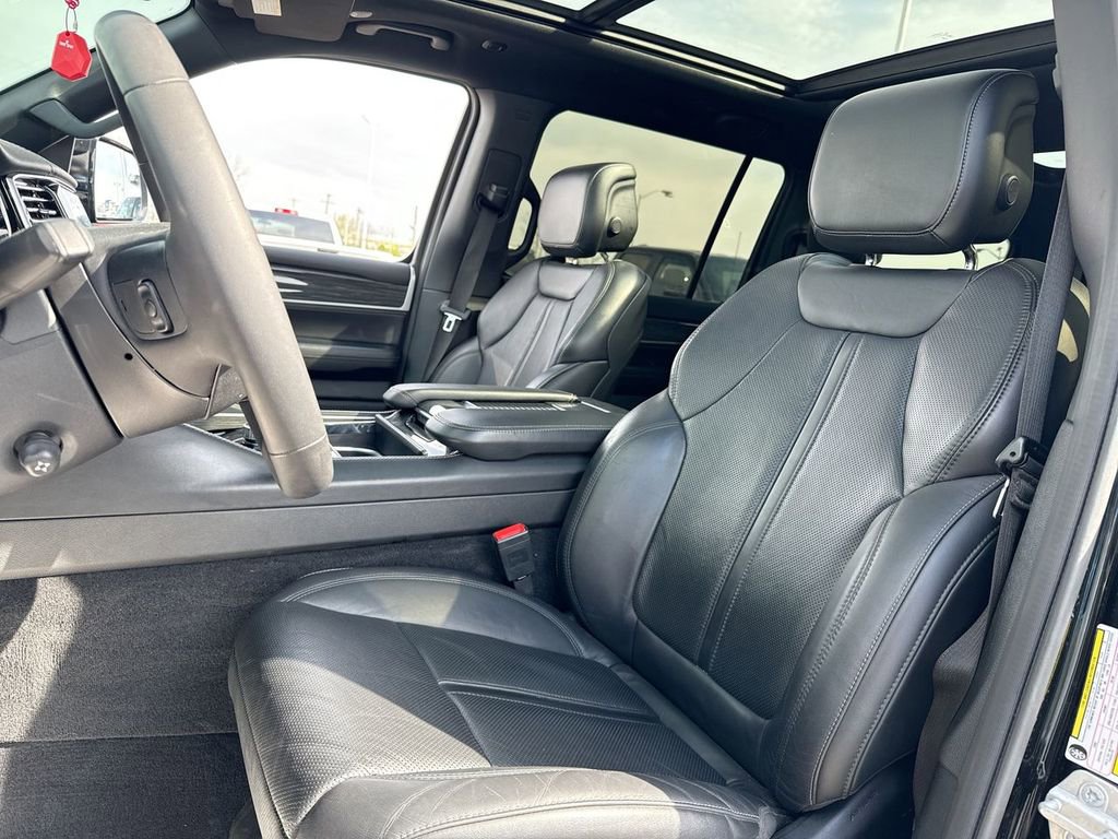 Used 2022 Jeep Wagoneer Series III w/ Premium Group I AWD/4WD image 11