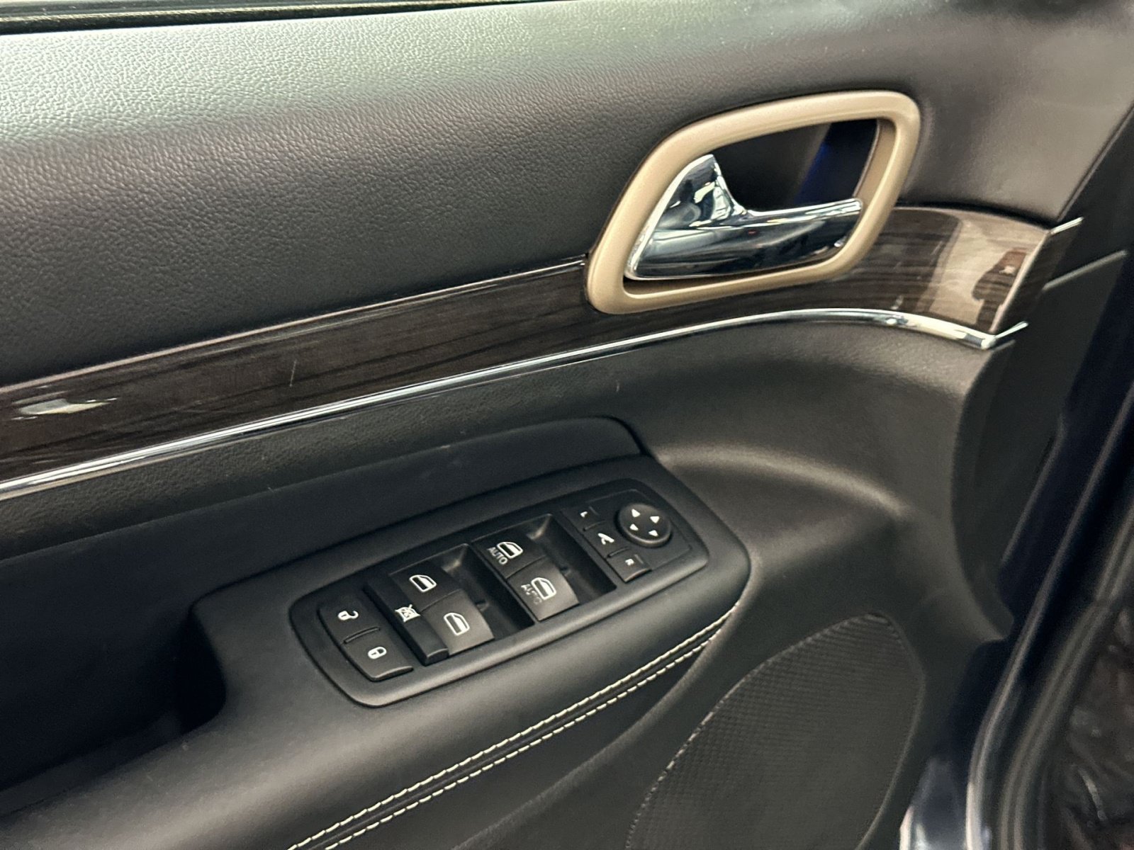 Used 2015 Jeep Grand Cherokee Overland AWD/4WD image 15