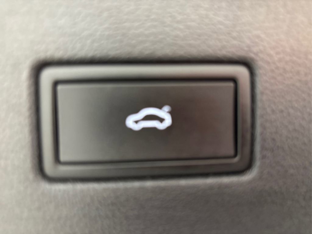 Used 2022 Volkswagen Tiguan SE R-Line image 14