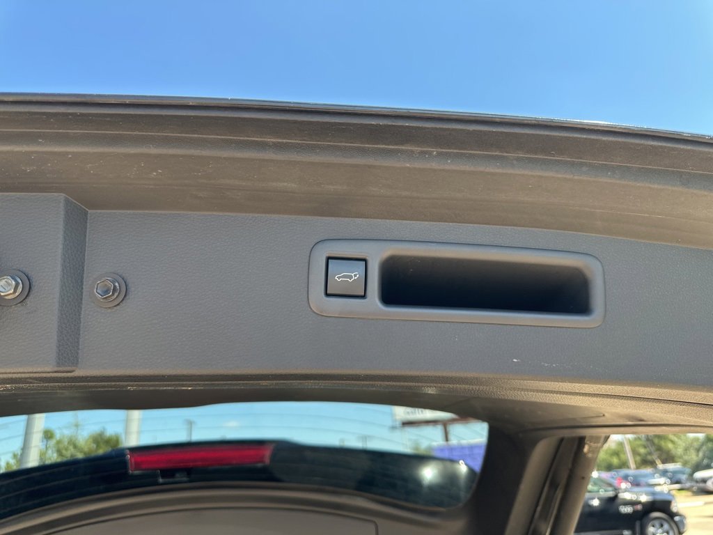 Used 2024 Toyota Highlander LE image 11