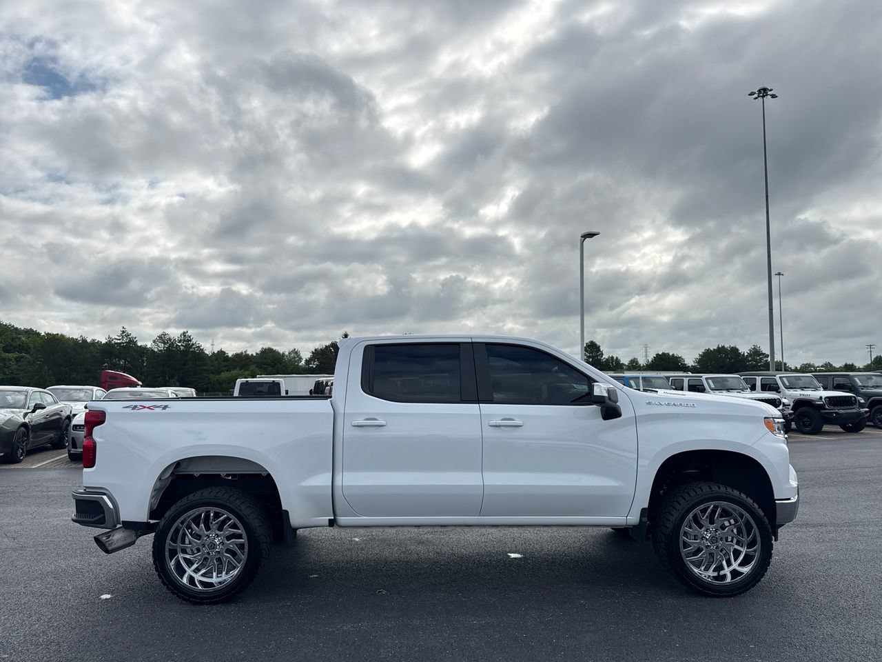 Used 2024 Chevrolet Silverado 1500 LT AWD/4WD image 2