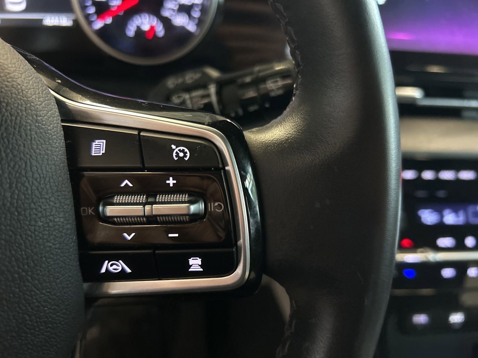 Certified 2024 Kia Carnival EX image 26