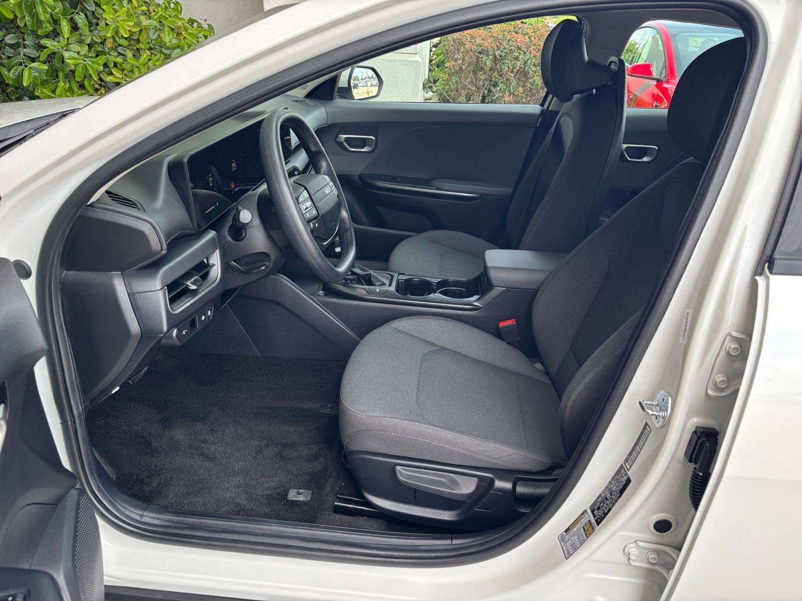 Used 2025 Kia K4 LXS FWD image 28