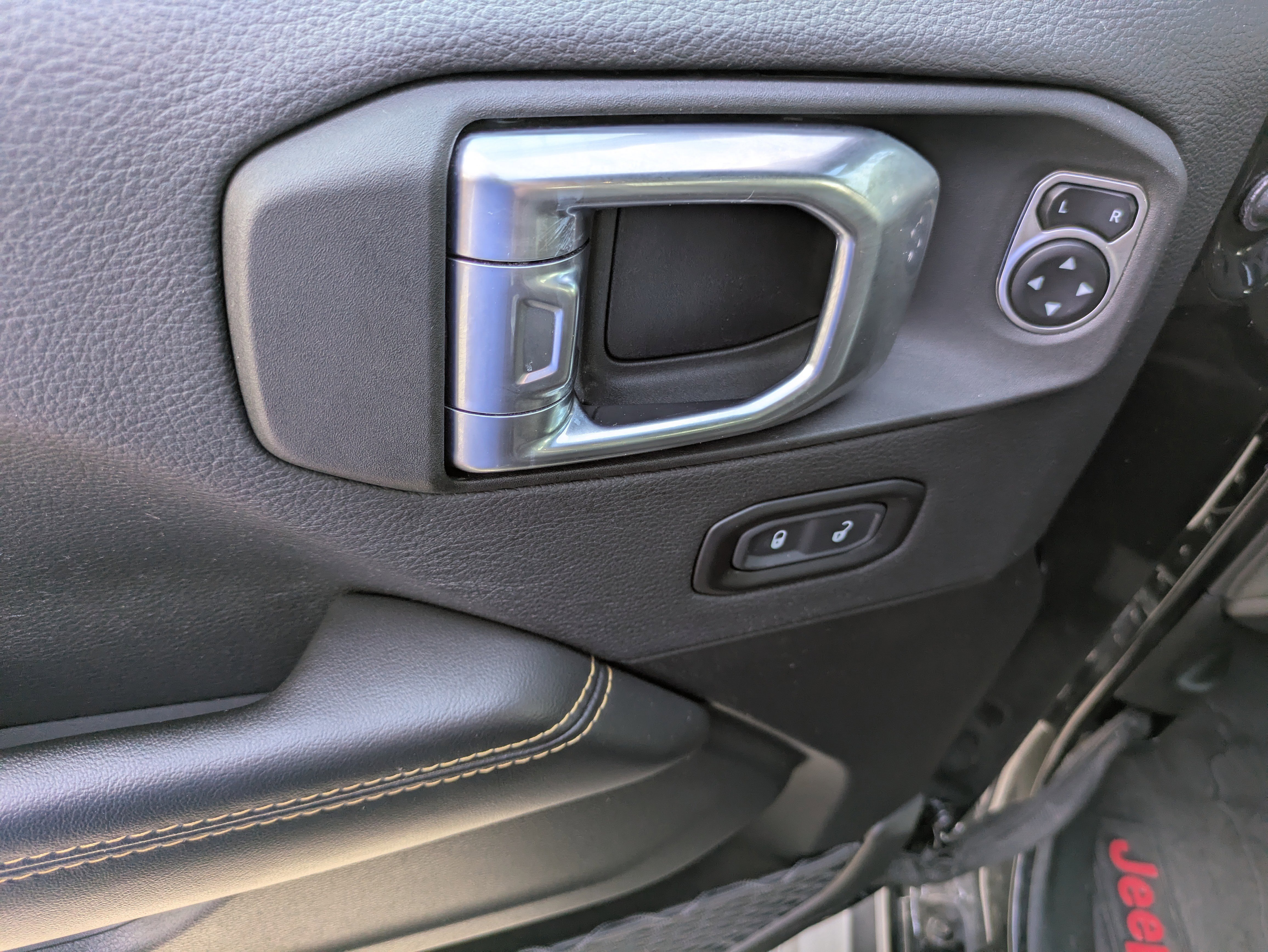 Used 2024 Jeep Wrangler Sahara image 9