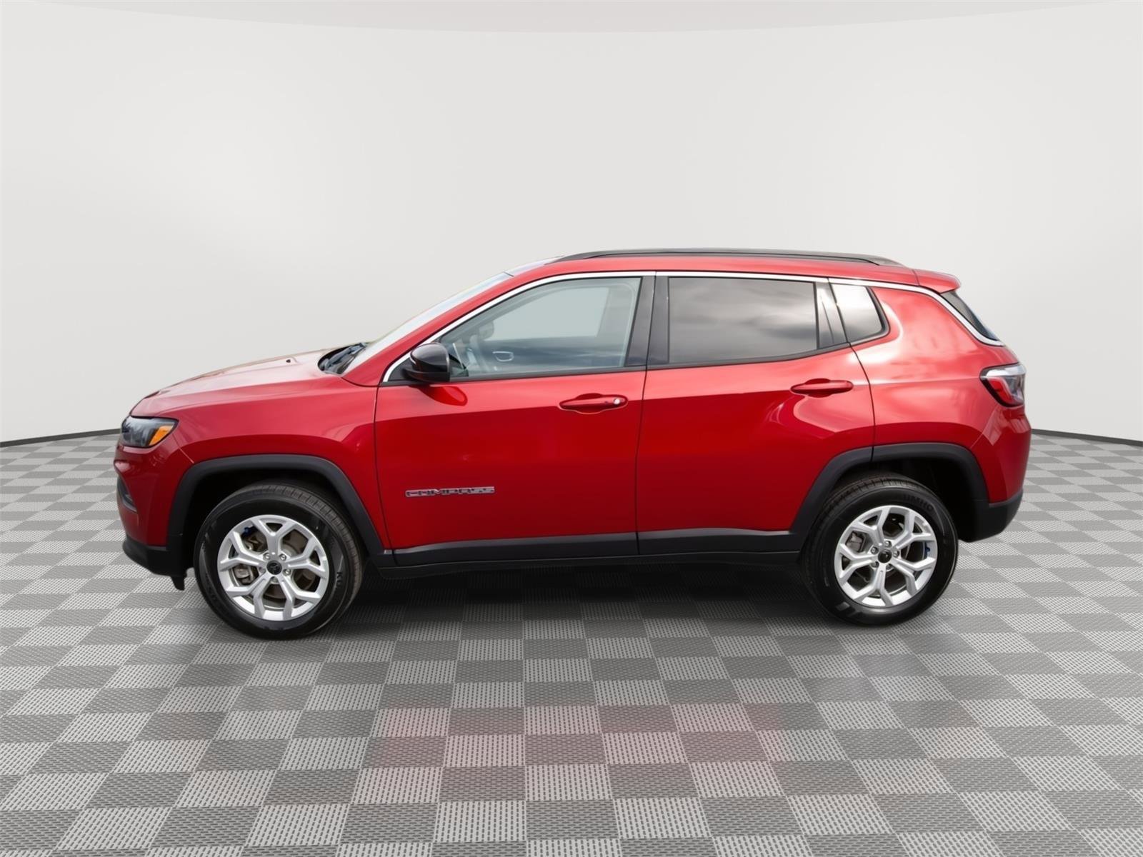 Used 2025 Jeep Compass Latitude AWD/4WD image 2