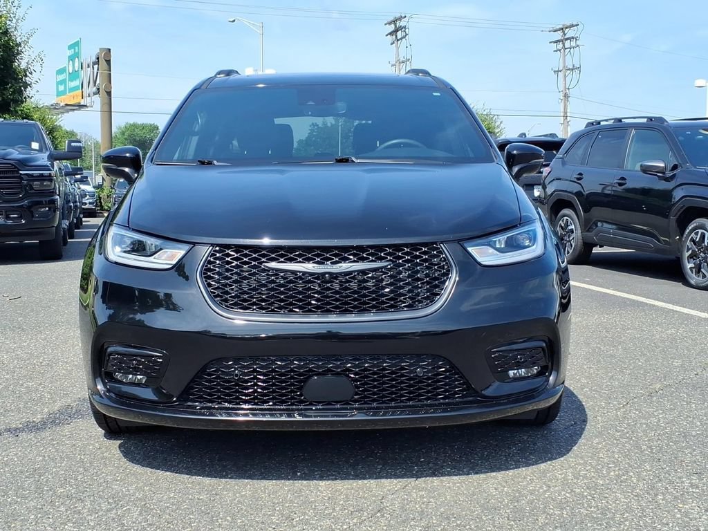 Certified 2025 Chrysler Pacifica Limited FWD image 2