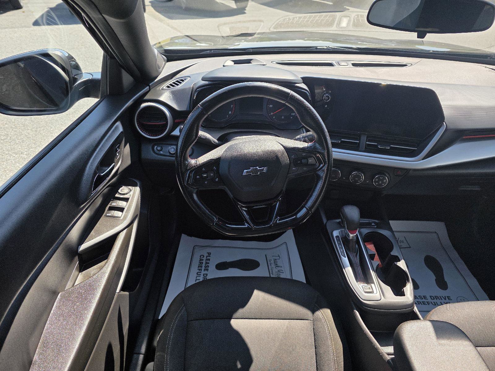 Used 2025 Chevrolet Trax RS w/ Sunroof Package FWD image 14