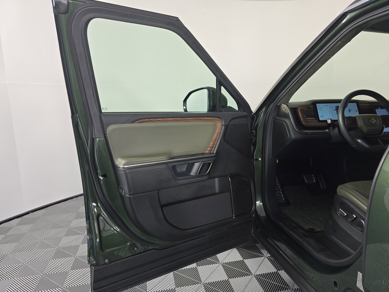 Used 2024 Rivian R1S Adventure AWD/4WD image 16
