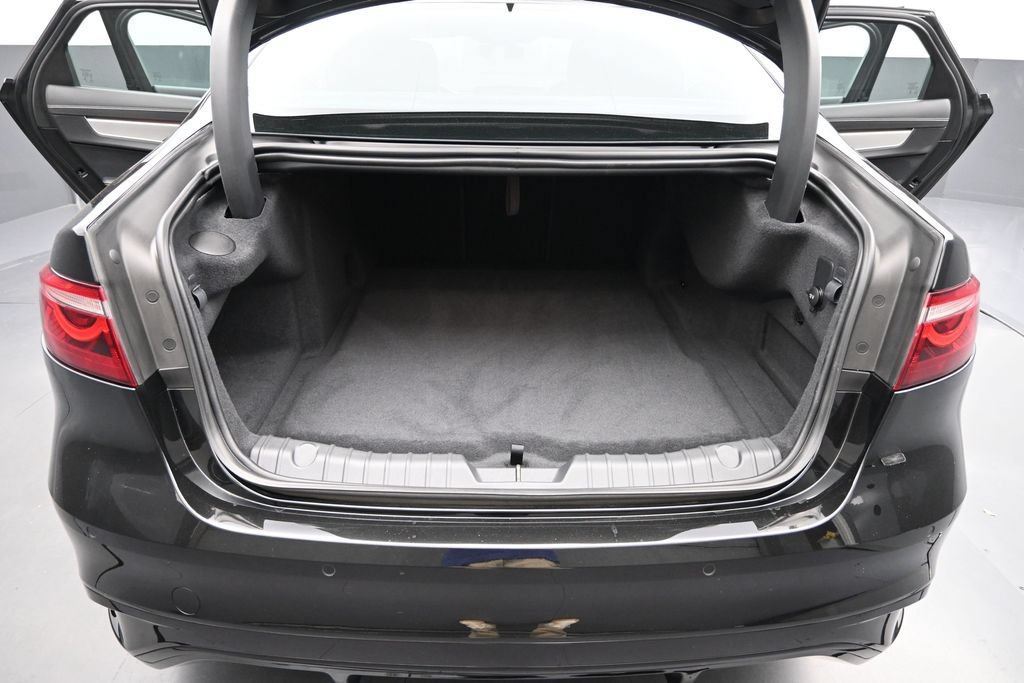 Certified 2024 Jaguar XF R-Dynamic SE AWD/4WD image 15