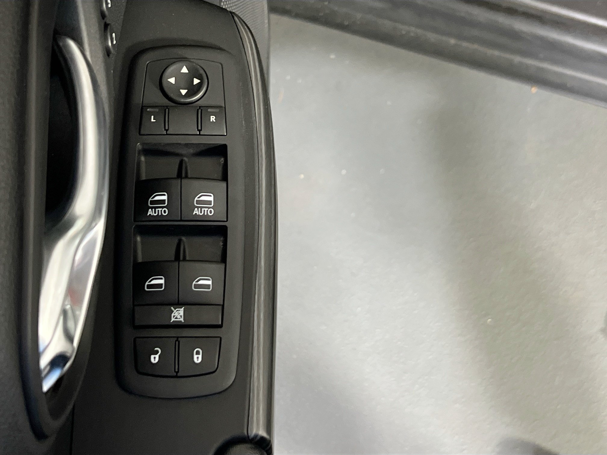Used 2017 Jeep Cherokee Limited w/ Luxury Group AWD/4WD image 18