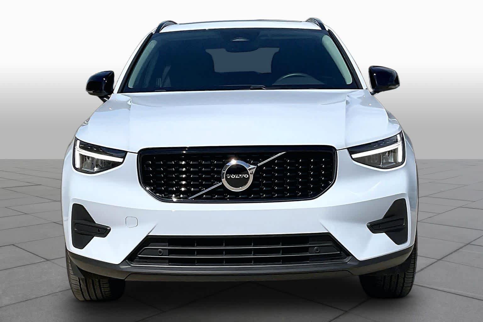 Used 2026 Volvo XC40 B4 Core FWD image 5