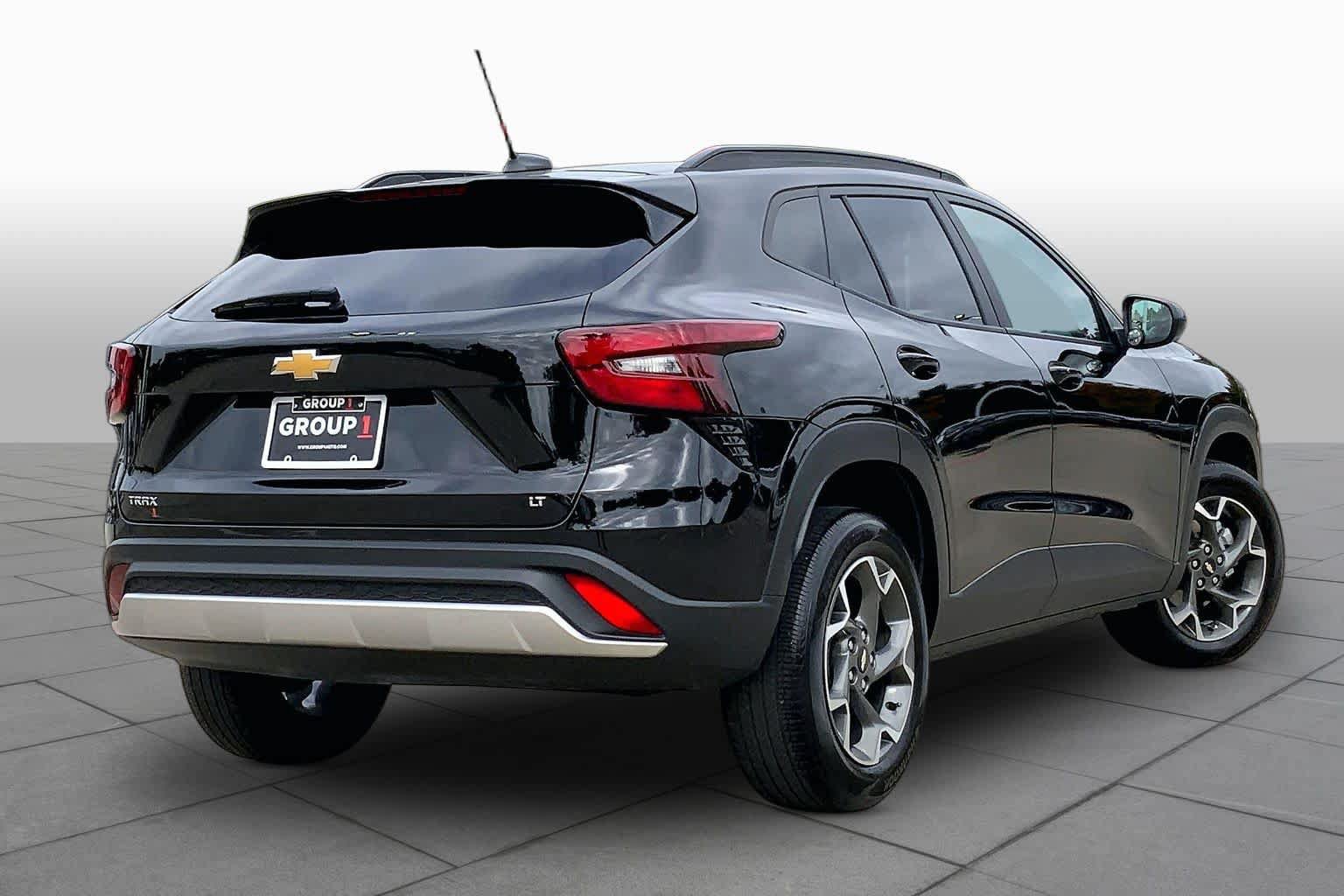 Used 2024 Chevrolet Trax LT w/ Sunroof Package FWD image 13