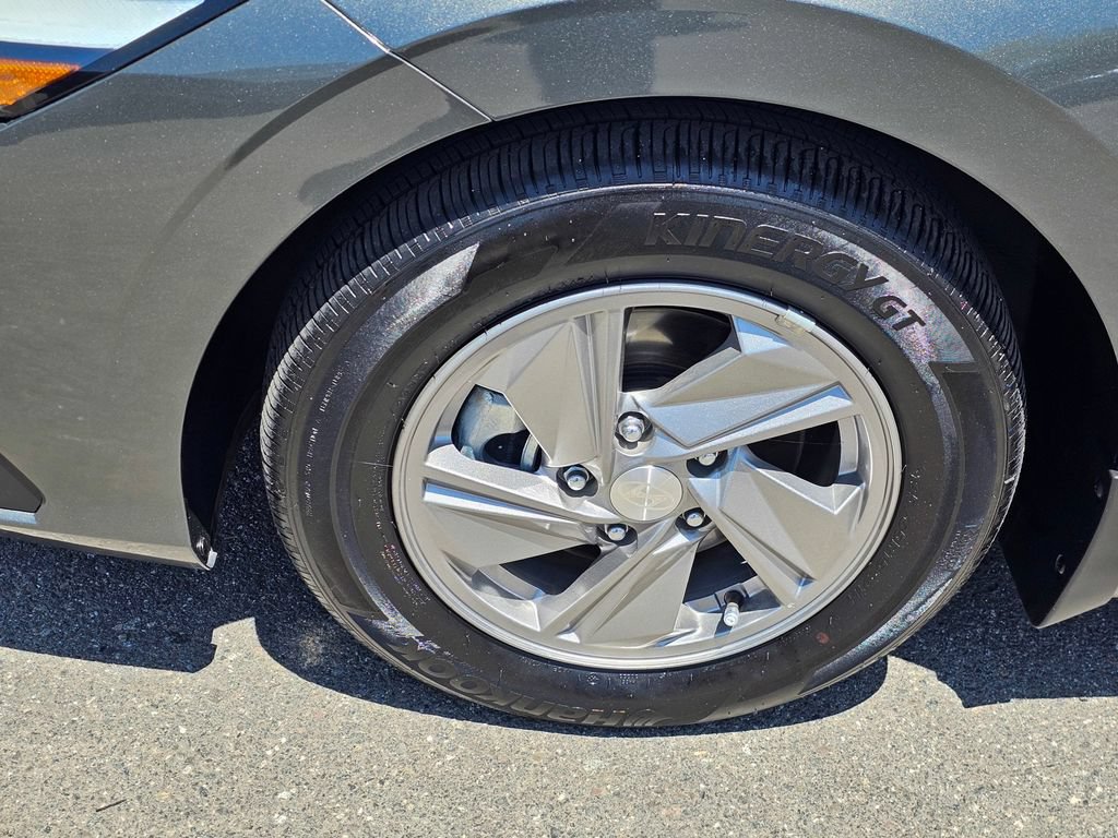 Certified 2025 Hyundai Elantra SE FWD image 9
