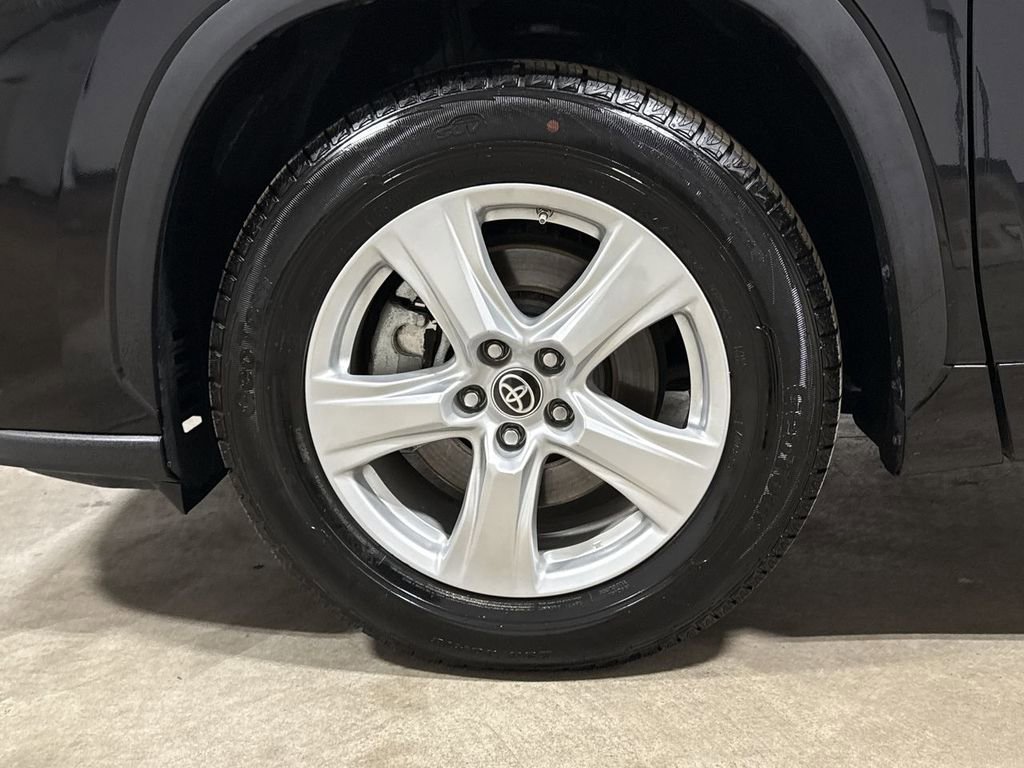 Used 2024 Toyota Highlander LE image 26