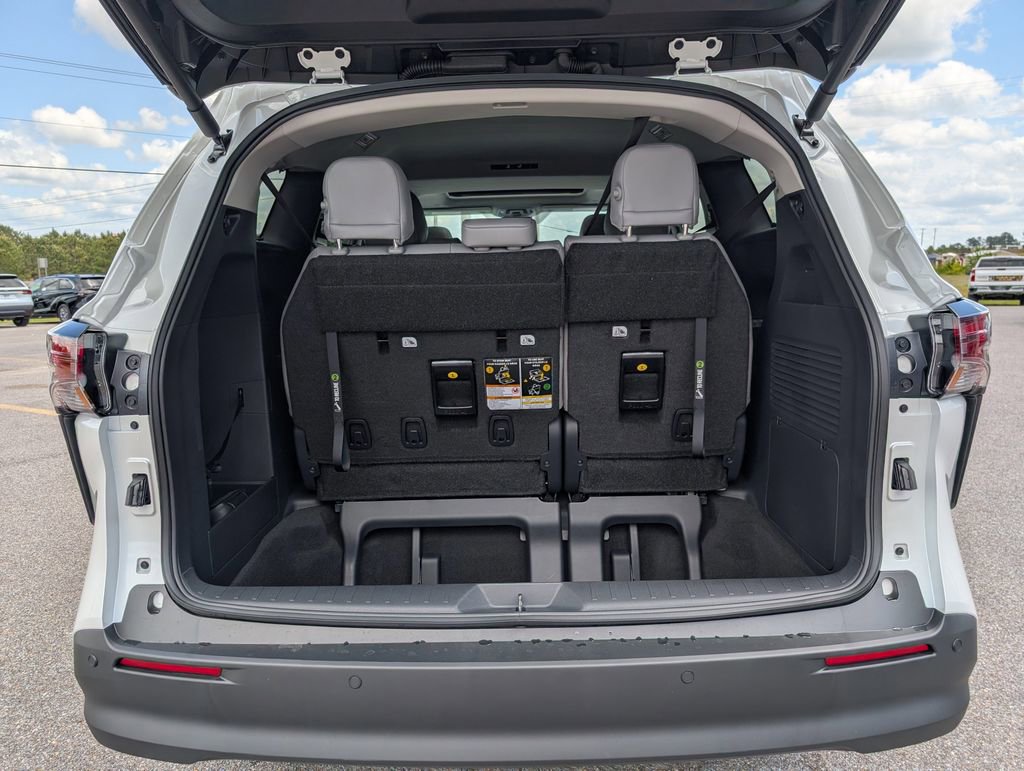New 2026 Toyota Sienna XLE FWD image 32