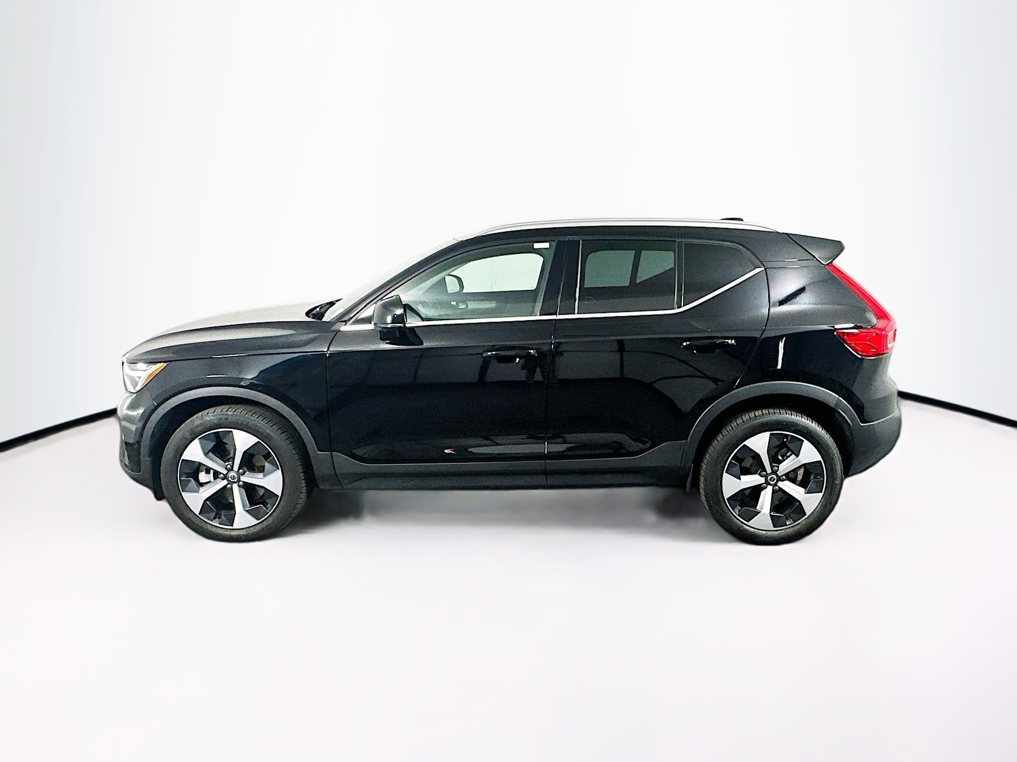 Used 2025 Volvo XC40 B5 Plus image 4