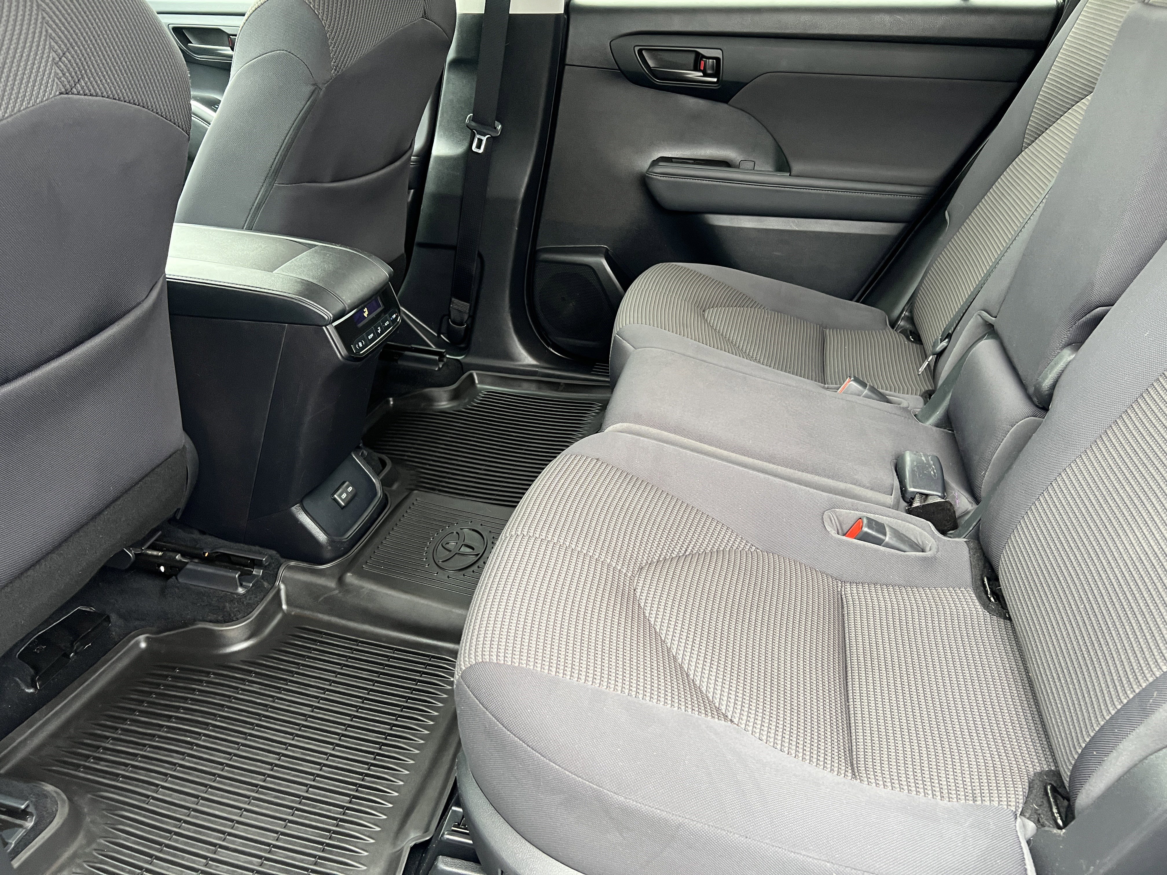 Used 2022 Toyota Highlander L image 15