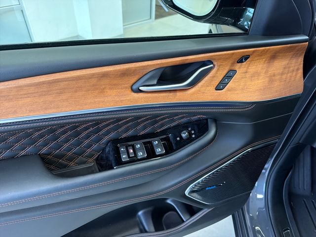 Used 2025 Jeep Grand Cherokee Summit AWD/4WD image 14