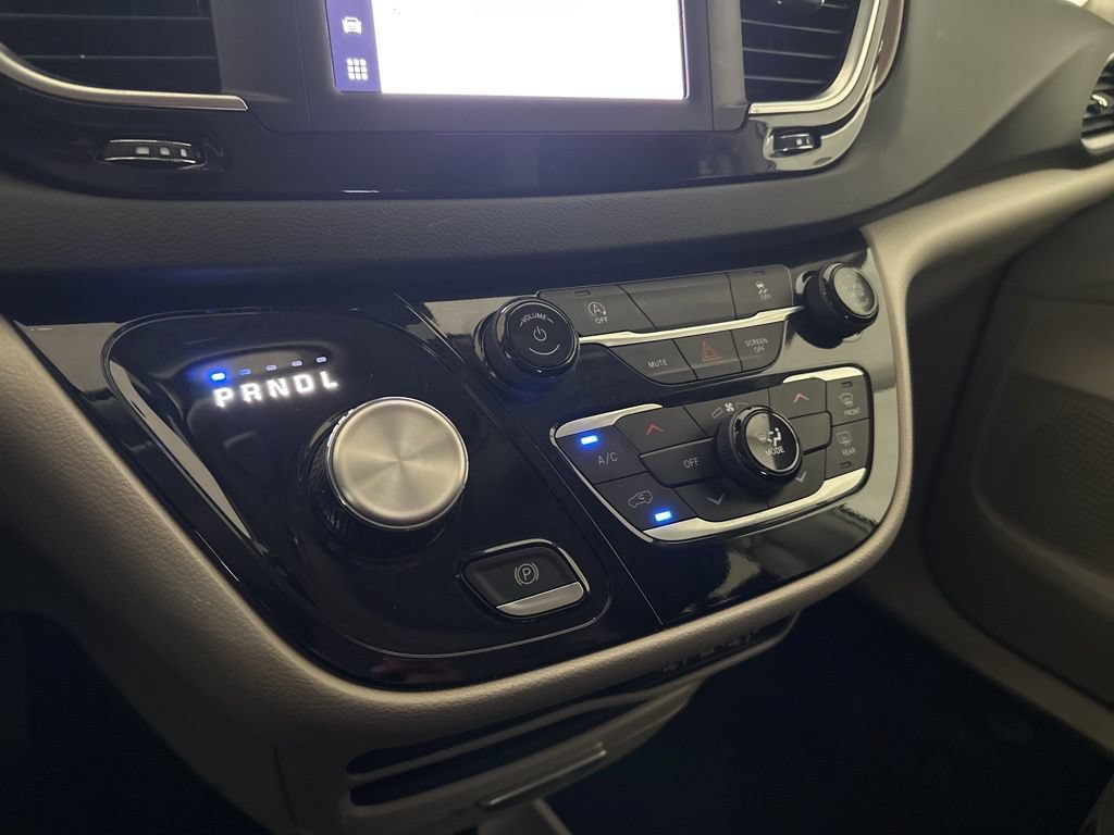 Used 2024 Chrysler Voyager LX FWD image 18