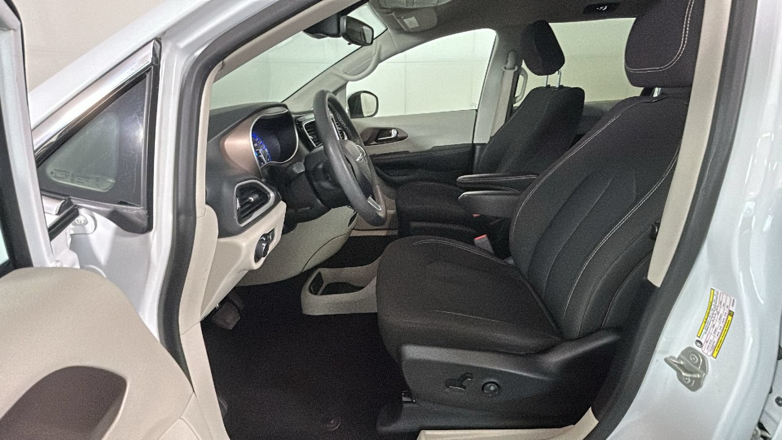Used 2023 Chrysler Voyager LX FWD image 12