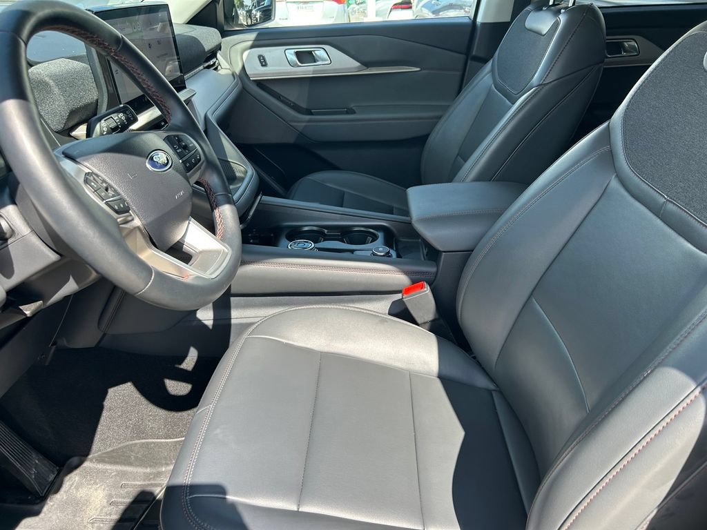 Used 2025 Ford Explorer Active w/ Active Comfort Package RWD image 11