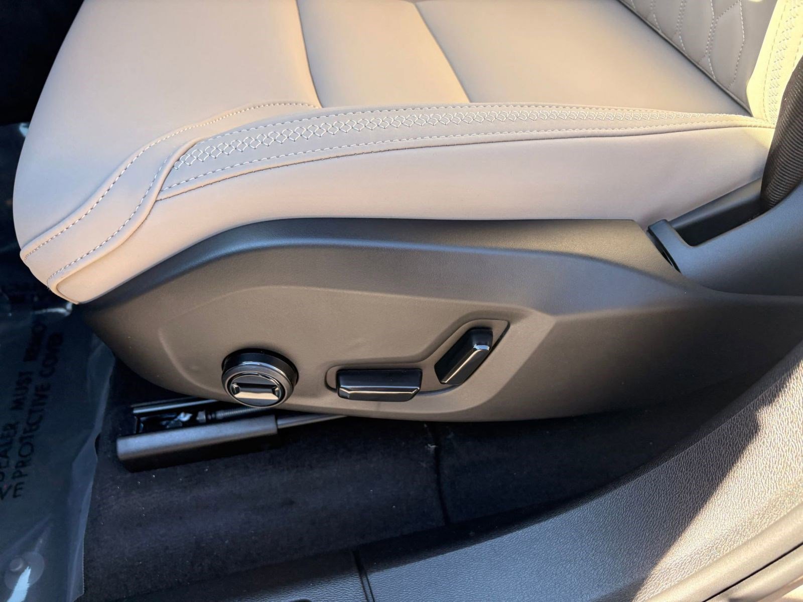 New 2026 Volvo XC60 B5 Plus w/ Climate Package image 14