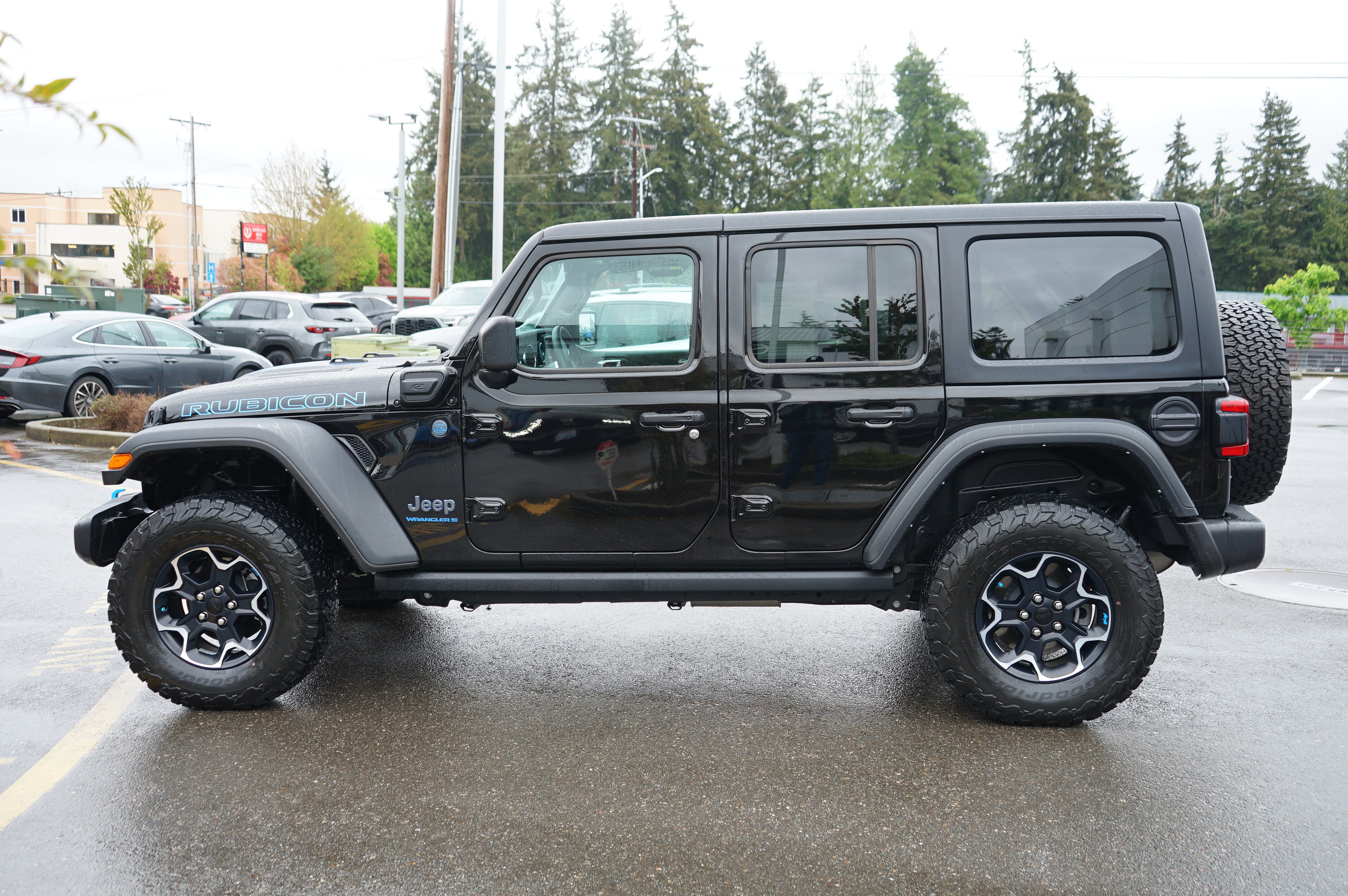 Used 2023 Jeep Wrangler Unlimited Rubicon 4xe w/ Cold Weather Group AWD/4WD image 6