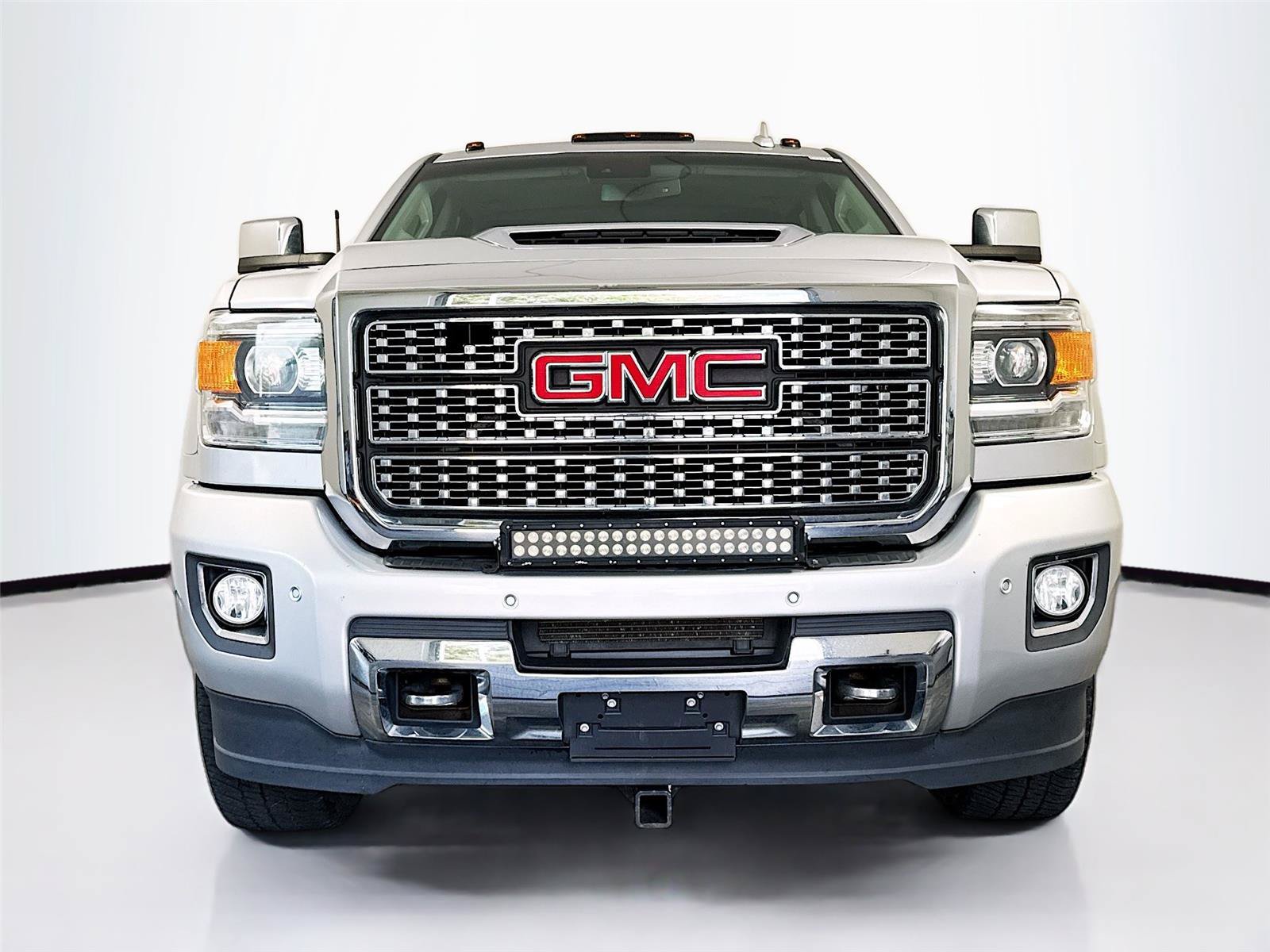 Used 2019 GMC Sierra 2500 Denali w/ Duramax Plus Package AWD/4WD image 8