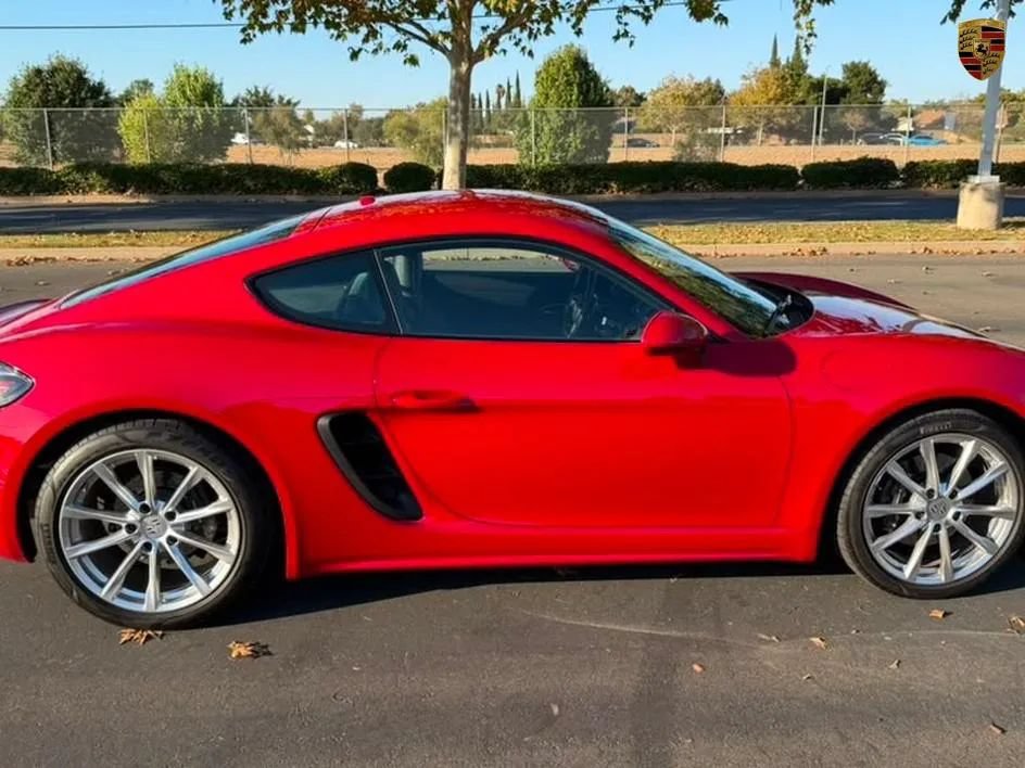 Used 2018 Porsche 718 Cayman RWD image 2