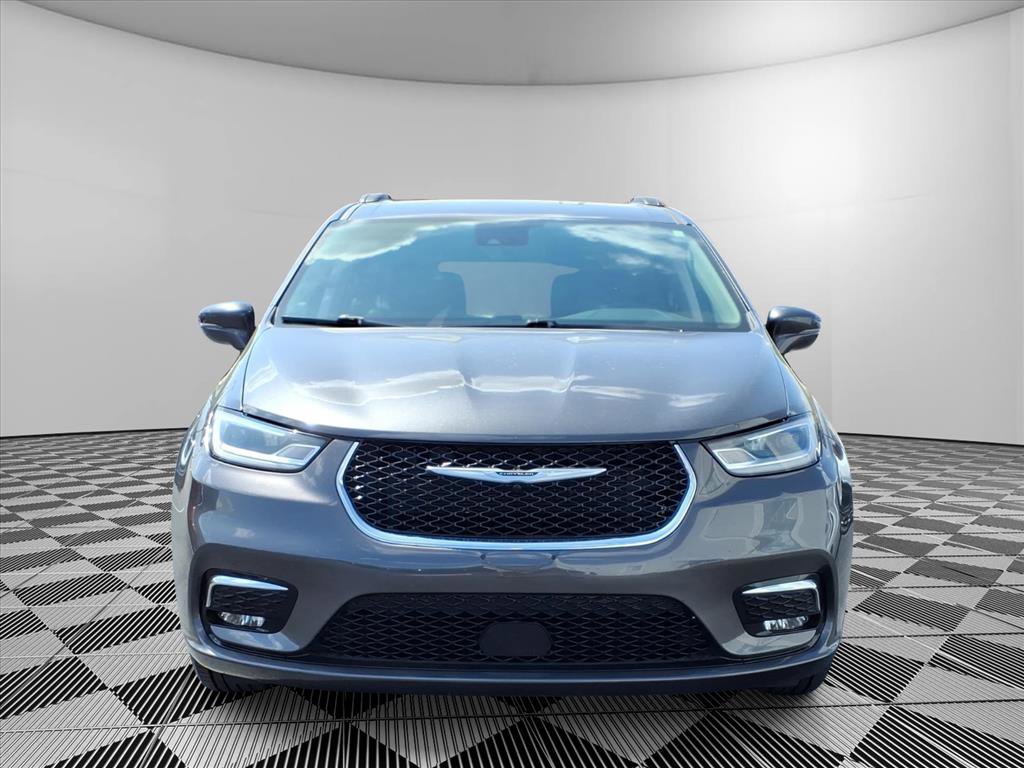 Used 2022 Chrysler Pacifica Touring-L FWD image 2