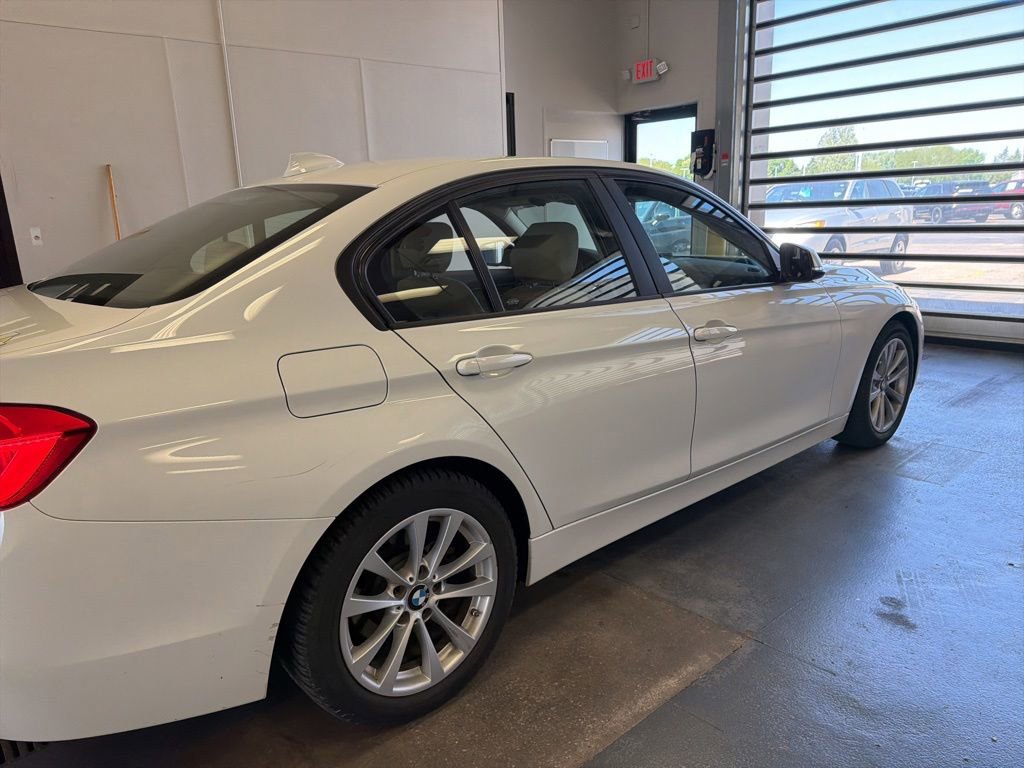 Used 2018 BMW 320i xDrive Sedan AWD/4WD image 5