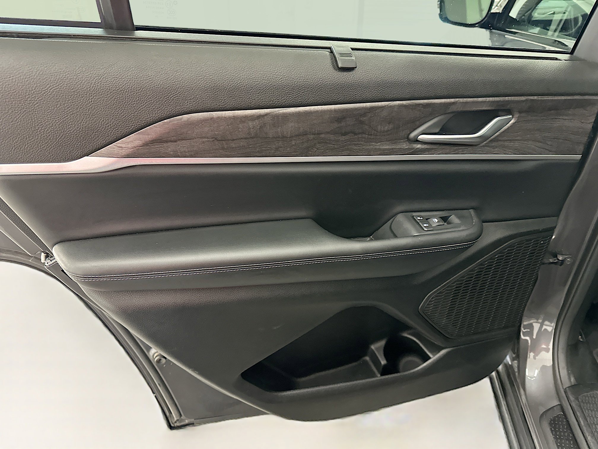 Used 2024 Jeep Grand Cherokee L Limited w/ Luxury Tech Group II image 28