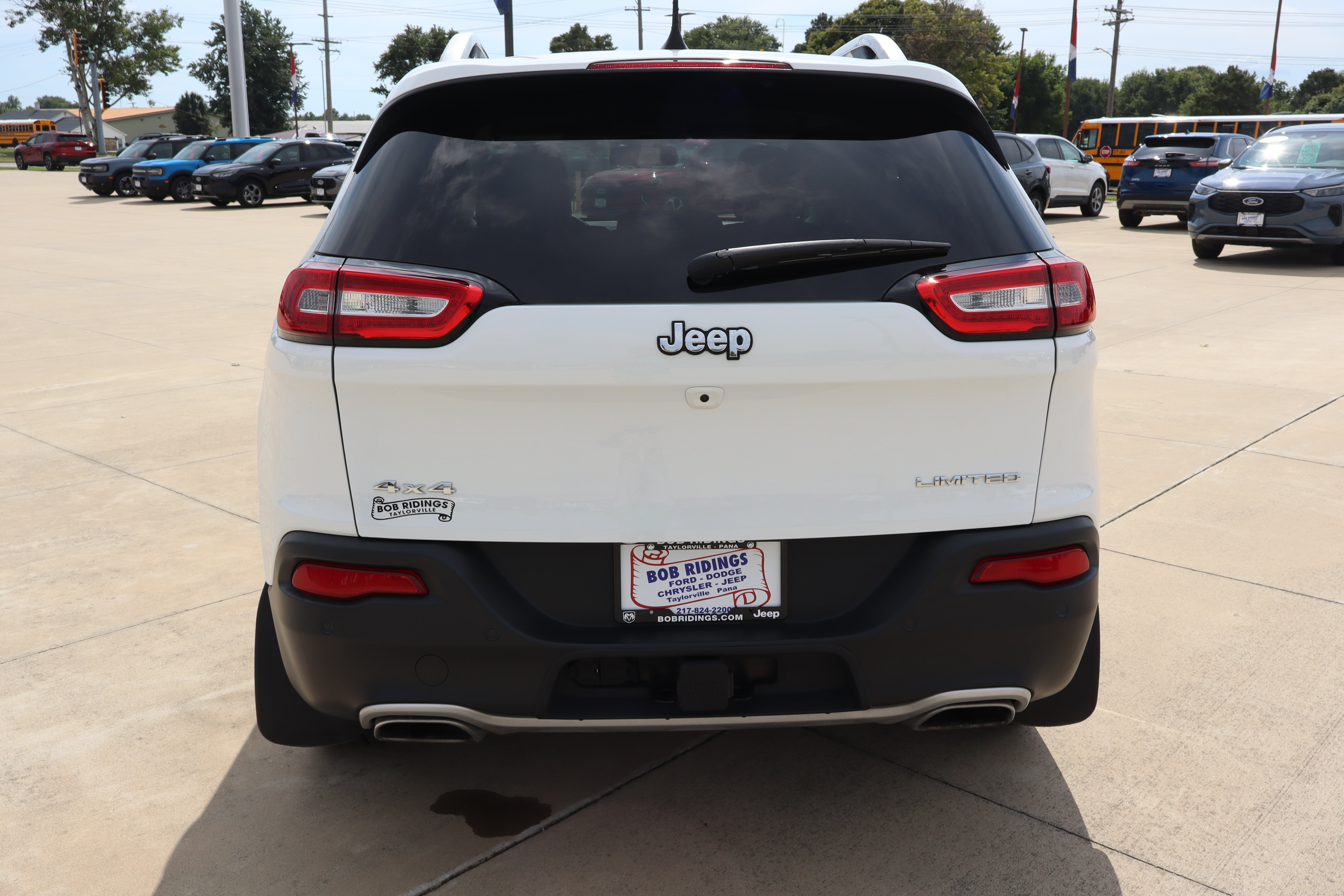 Used 2017 Jeep Cherokee Limited w/ Luxury Group AWD/4WD image 6