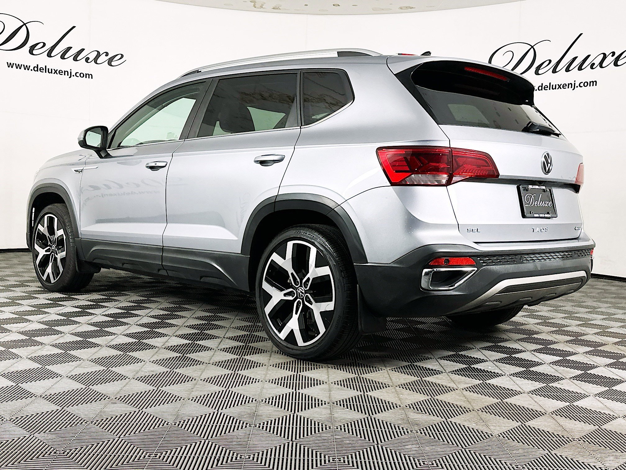 Used 2022 Volkswagen Taos SEL w/ Panoramic Sunroof Package image 4
