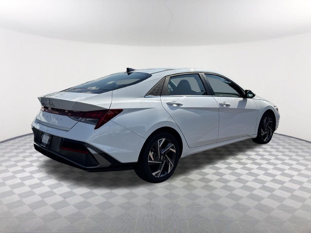 Used 2025 Hyundai Elantra SEL FWD image 5